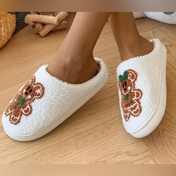 🎄NEW Women’s Gingerbread Cozy Slippers🎄 - Picture 2 of 4